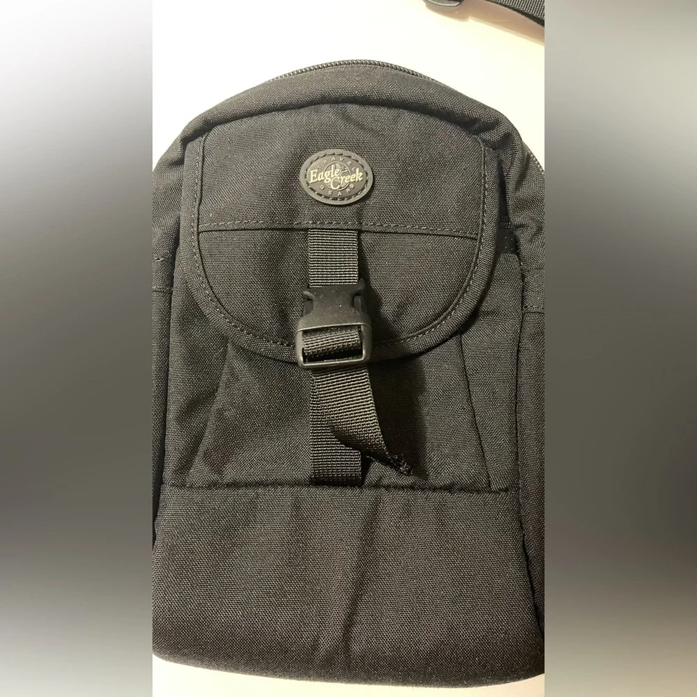 Eagle Creek crossbody travel bag purse 10X6 can be worn on belt lots of storage